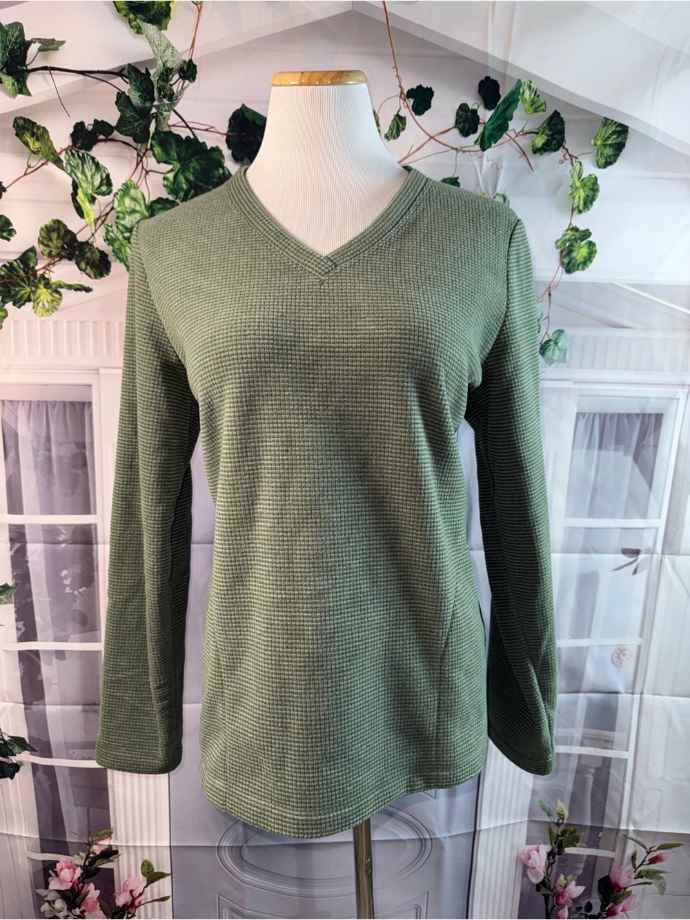 1125- d&co Women's Olive Green Waffle V-Neck Long Sleeve Top